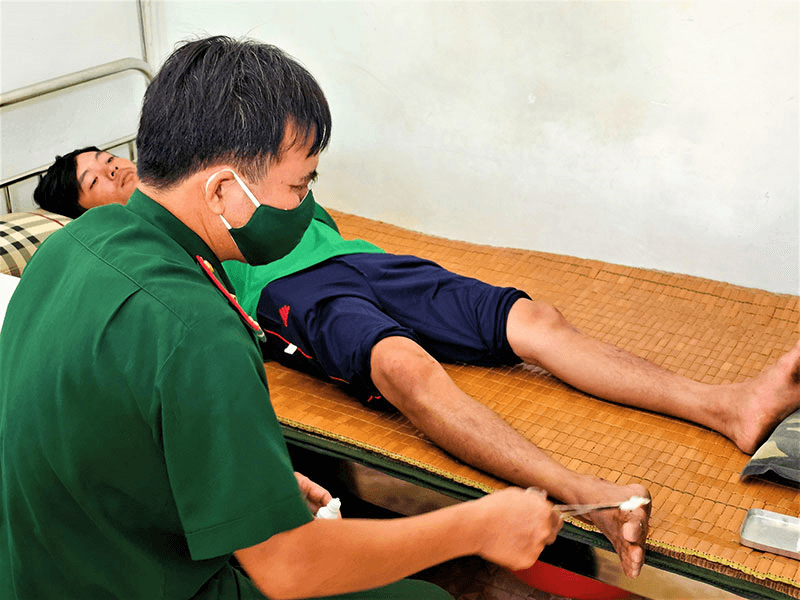 Tiếp nhận 8 thuyền viên tàu cá bị nạn trên biển Vũng Tàu