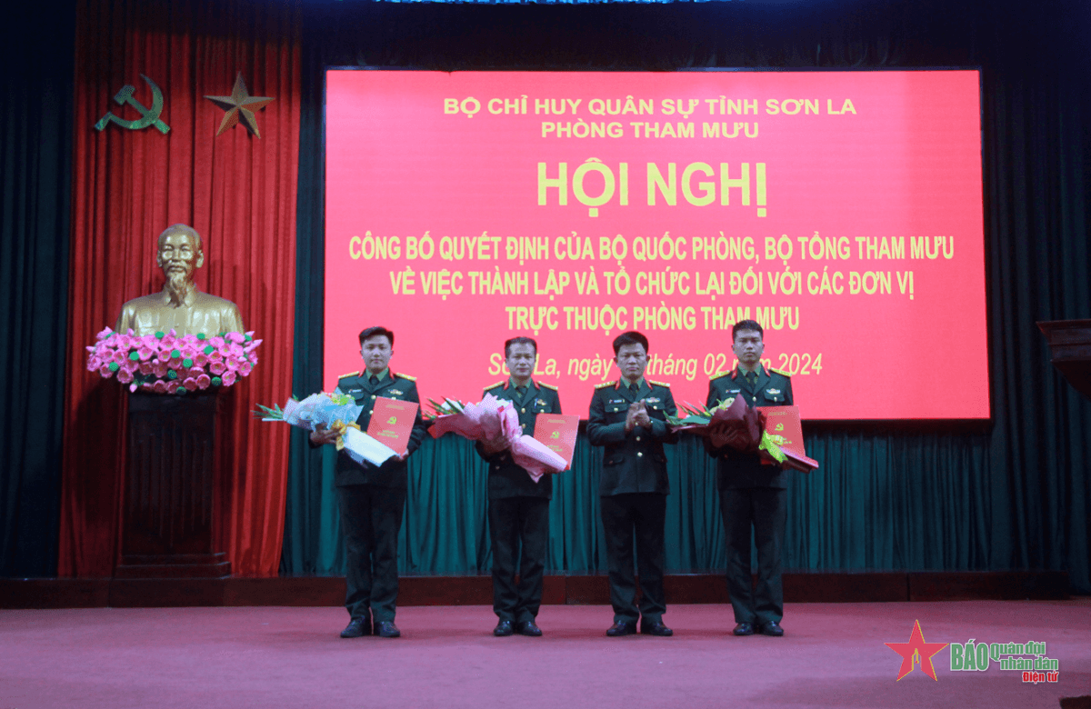 Bộ Chỉ huy Quân sự tỉnh Sơn La công bố quyết định thành lập và tổ chức lại các đơn vị
