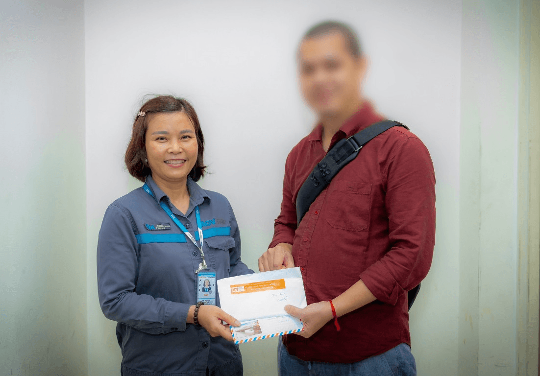 Trao trả hơn 100 triệu đồng cho hành khách bỏ quên tại sân bay Nội Bài