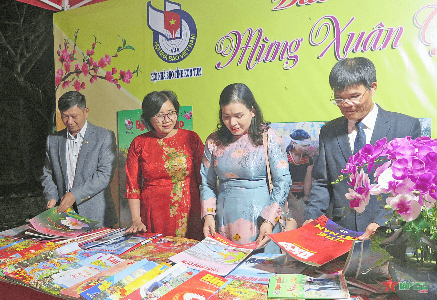 Hội báo Xuân Giáp Thìn tỉnh Kon Tum năm 2024 trưng bày hơn 500 ấn phẩm báo, tạp chí, đặc san