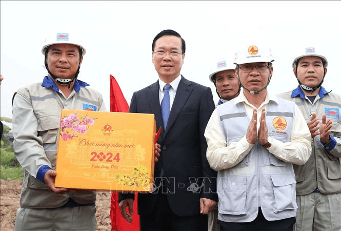 Chủ tịch nước thăm, động viên công nhân thi công đường Vành đai 4 - Vùng Thủ đô