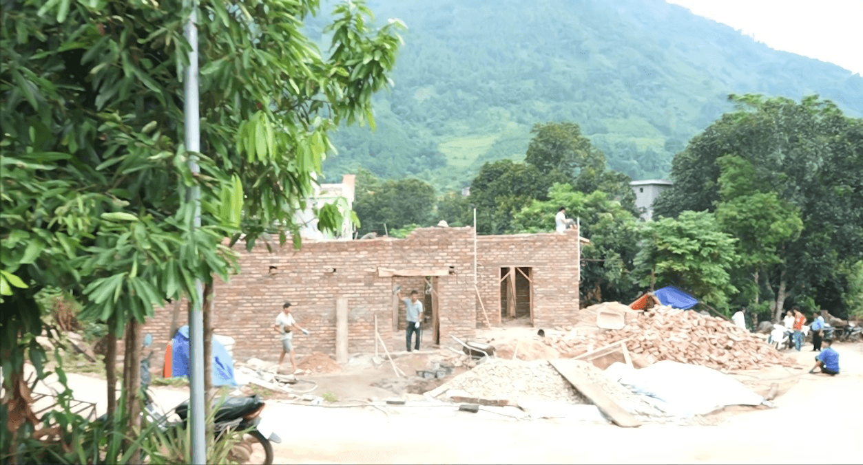 Chuyện ở bản: Giúp nhau làm nhà