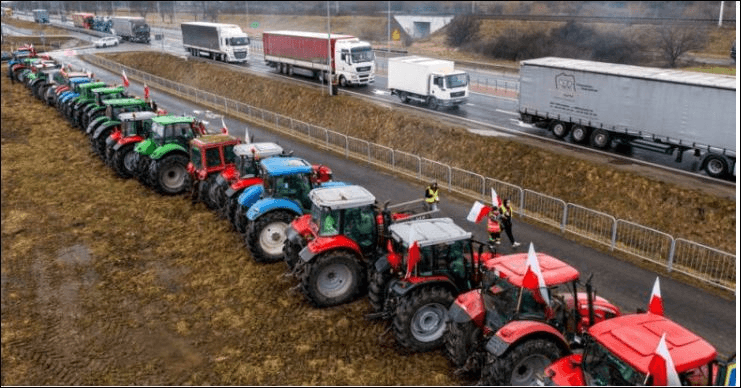 3.300 xe tải mắc kẹt ở biên giới giữa Ba Lan và Ukraine do biểu tình