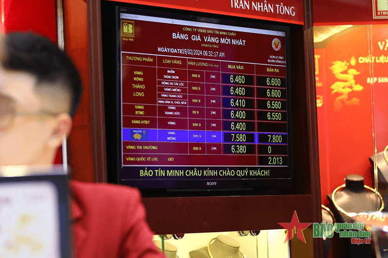 Ngày vía Thần Tài: Số lượng người mua vàng đông nhưng vẫn giảm hơn so với nhiều năm trước