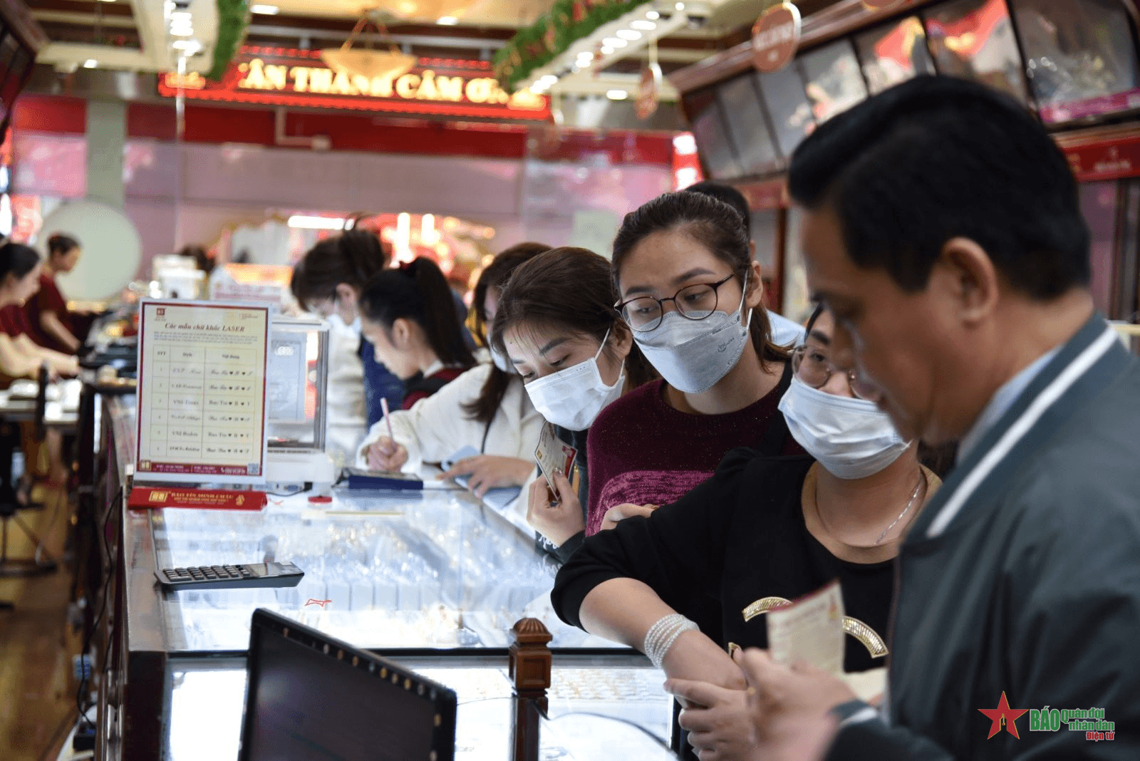 Hà Nội: Người dân xếp hàng dài mua vàng lấy may Ngày vía Thần Tài