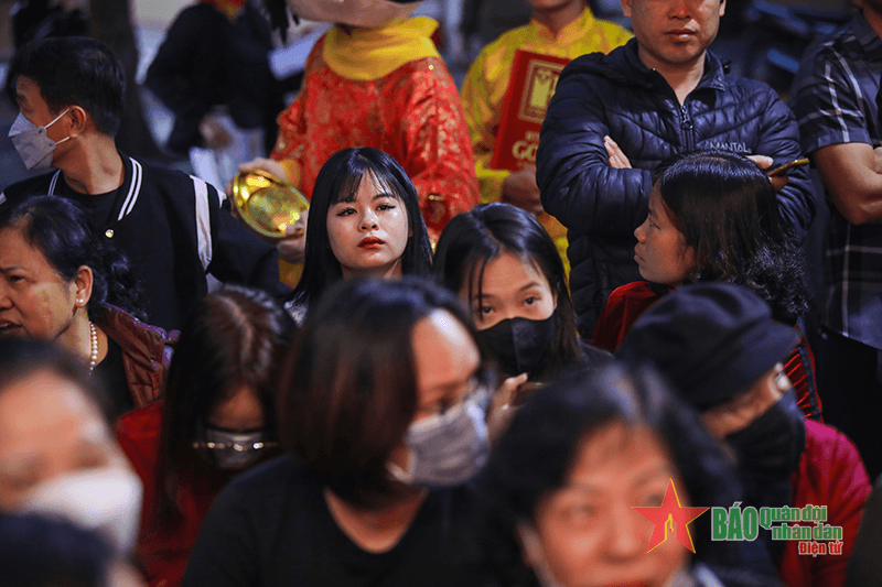 Hình ảnh người dân xếp hàng từ 4 giờ sáng để mua vàng Ngày vía Thần Tài