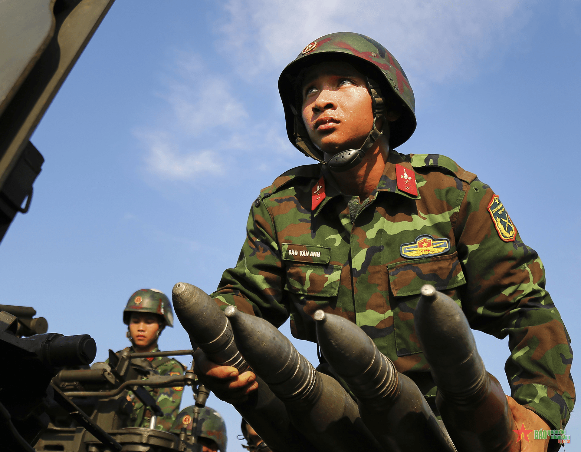 Luyện giỏi, rèn nghiêm, giữ yên bầu trời