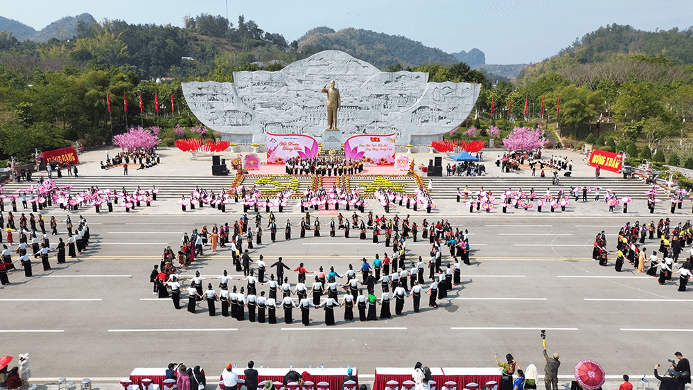 Rộn ràng Hội Xuân dâng Bác