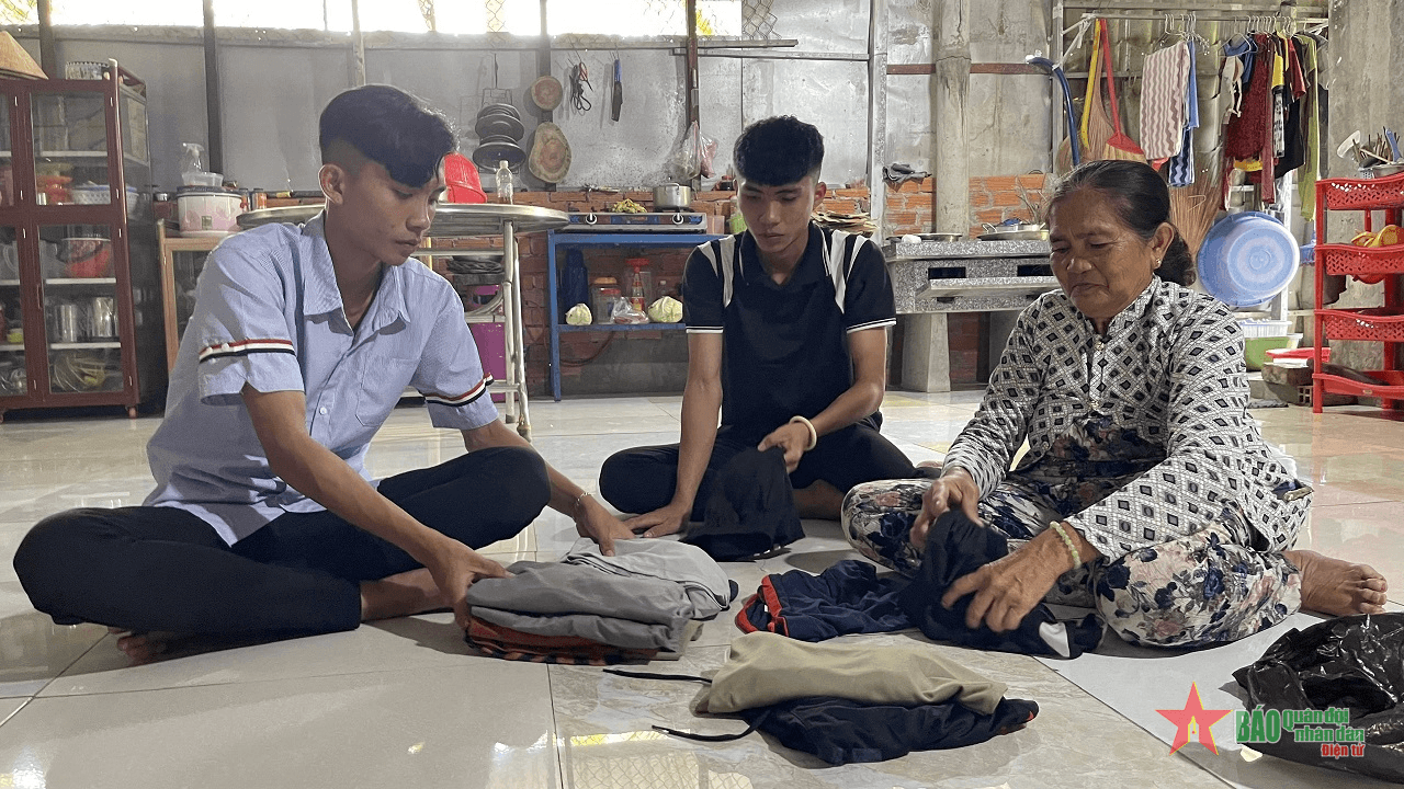 Diễn đàn LỜI HỨA VỚI HẬU PHƯƠNG: Hai anh em song sinh cùng nhập ngũ