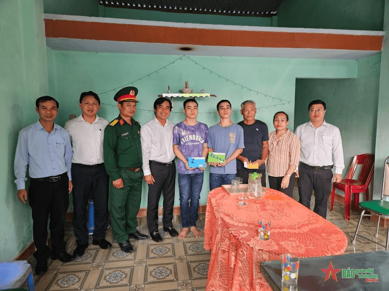 DIỄN ĐÀN LỜI HỨA VỚI HẬU PHƯƠNG: Anh em song sinh tình nguyện nhập ngũ