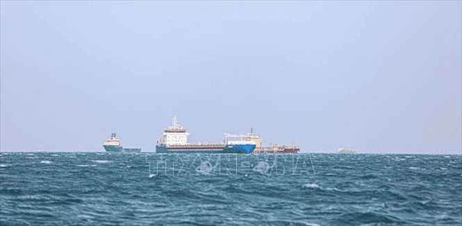 Cháy trên tàu chở hàng ngoài khơi Yemen do trúng tên lửa