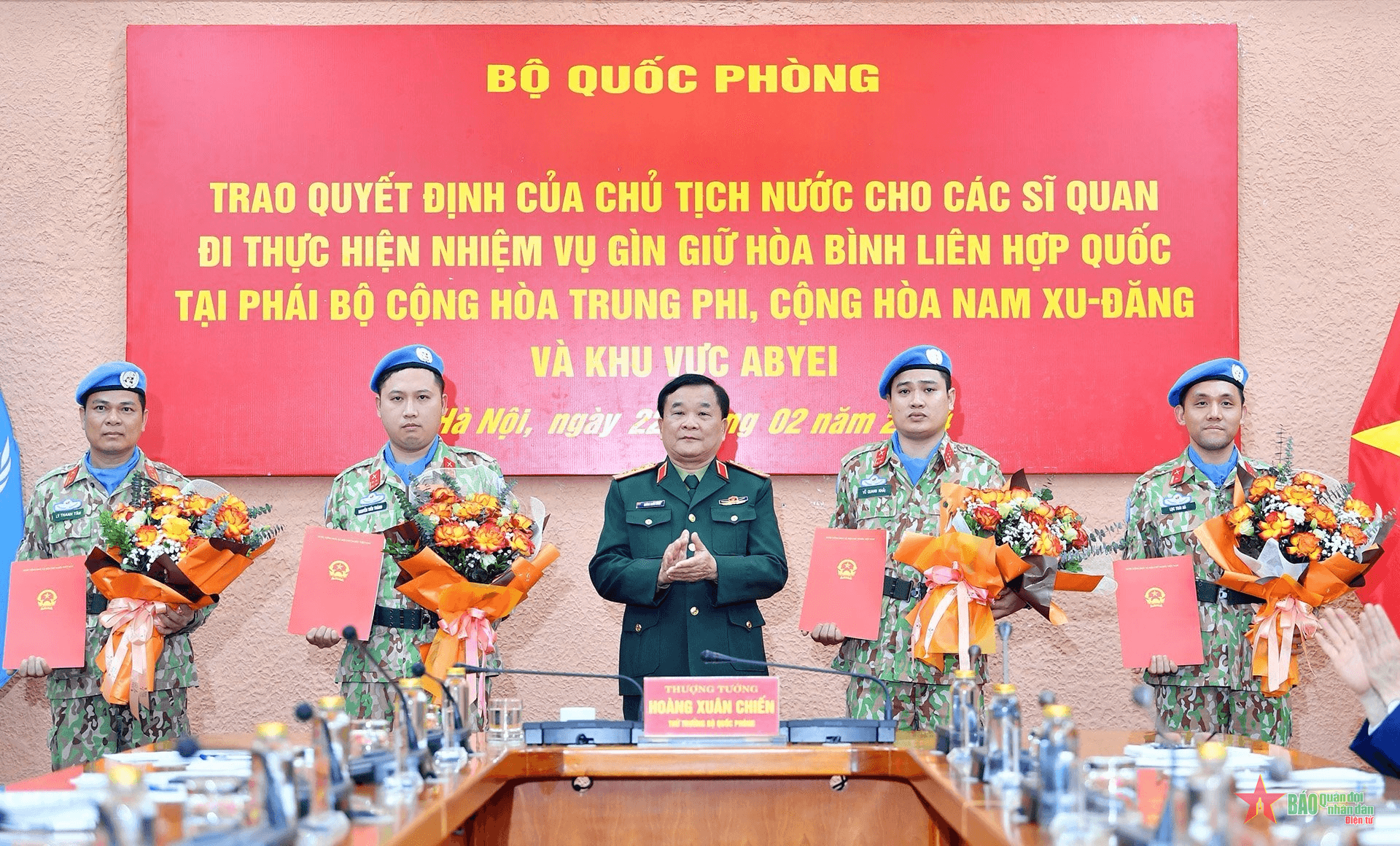Trao Quyết định của Chủ tịch nước cho các sĩ quan gìn giữ hòa bình Liên hợp quốc