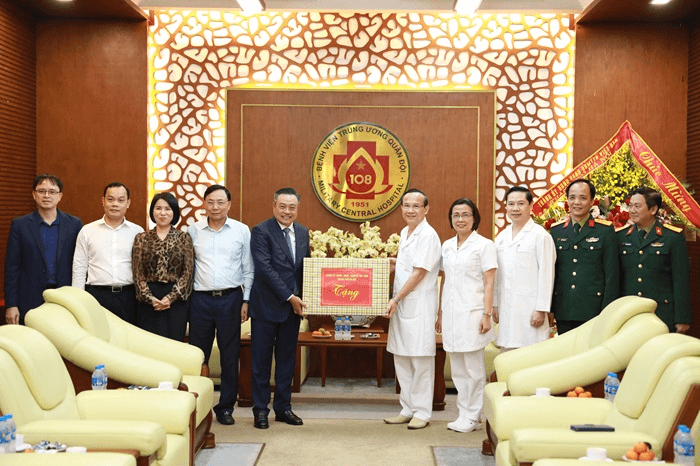 Chủ tịch UBND Thành phố Hà Nội đến thăm, chúc mừng các đơn vị y tế nhân ngày 27-2