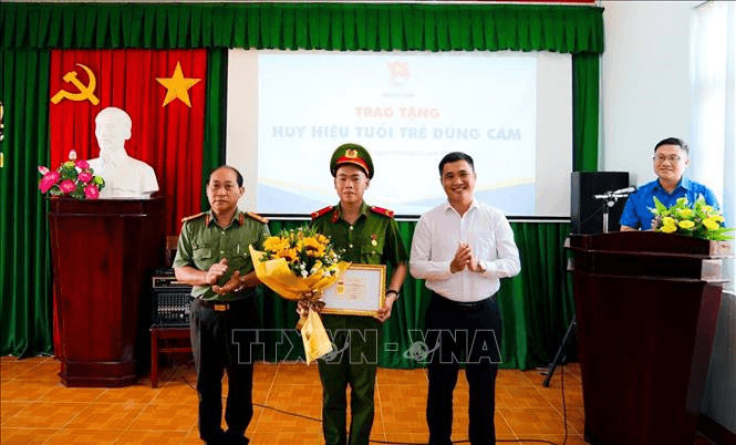 Trao tặng Huy hiệu “Tuổi trẻ dũng cảm” cho chiến sĩ Công an cứu người đuối nước
