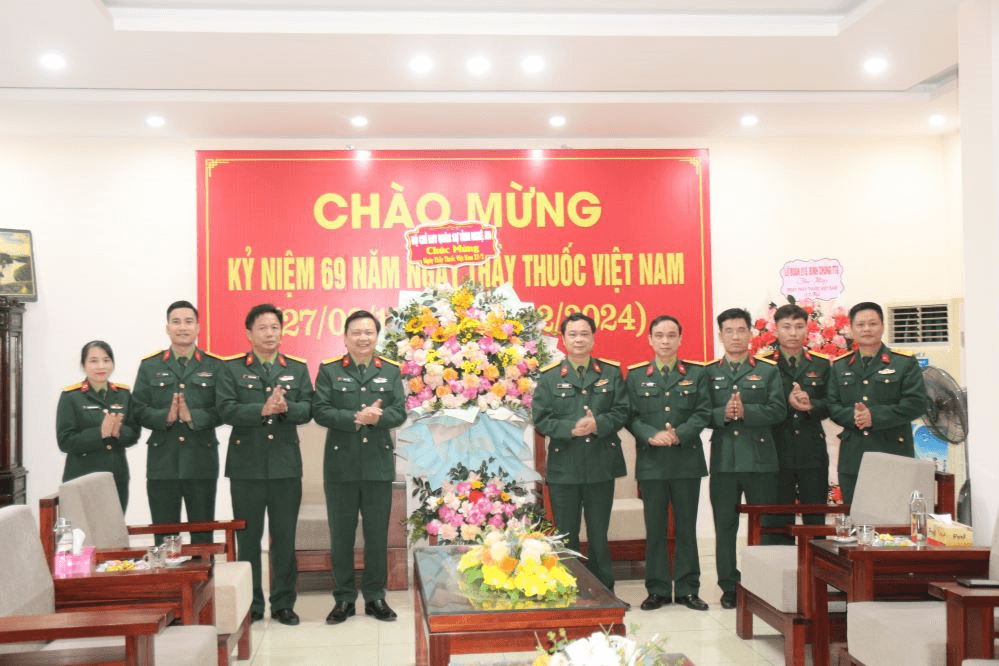 Bộ CHQS tỉnh Nghệ An thăm, tặng hoa chúc mừng các cơ sở y tế