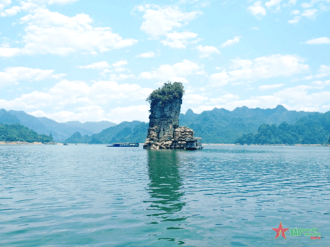 Sắc xuân bên hồ Na Hang
