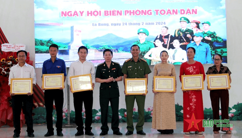 Tưng bừng Ngày hội Biên phòng toàn dân tại xã biên giới Ea Bung