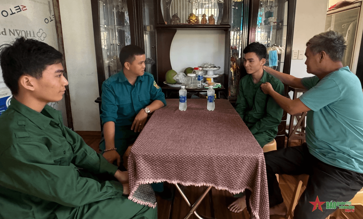 DIỄN ĐÀN LỜI HỨA VỚI HẬU PHƯƠNG: Anh em sinh đôi gác bút nghiên xung phong nhập ngũ