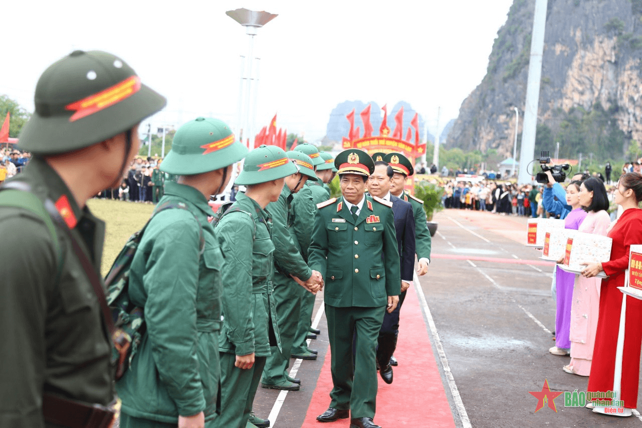 Thượng tướng Nguyễn Văn Nghĩa dự lễ giao, nhận quân tại huyện Tân Lạc, tỉnh Hòa Bình