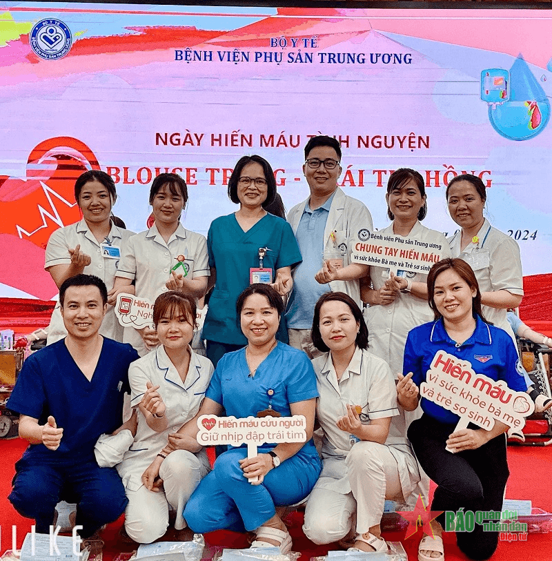 "Blouse trắng - Trái tim hồng”