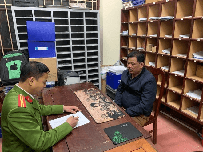 Xử lý lái xe khách lạng lách, đâm vào đuôi xe Cảnh sát giao thông