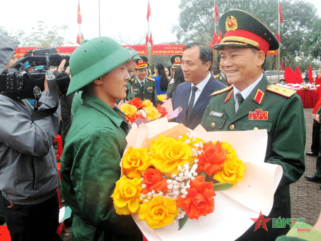 Trung tướng Phạm Trường Sơn dự lễ giao, nhận quân tại tỉnh Hà Tĩnh