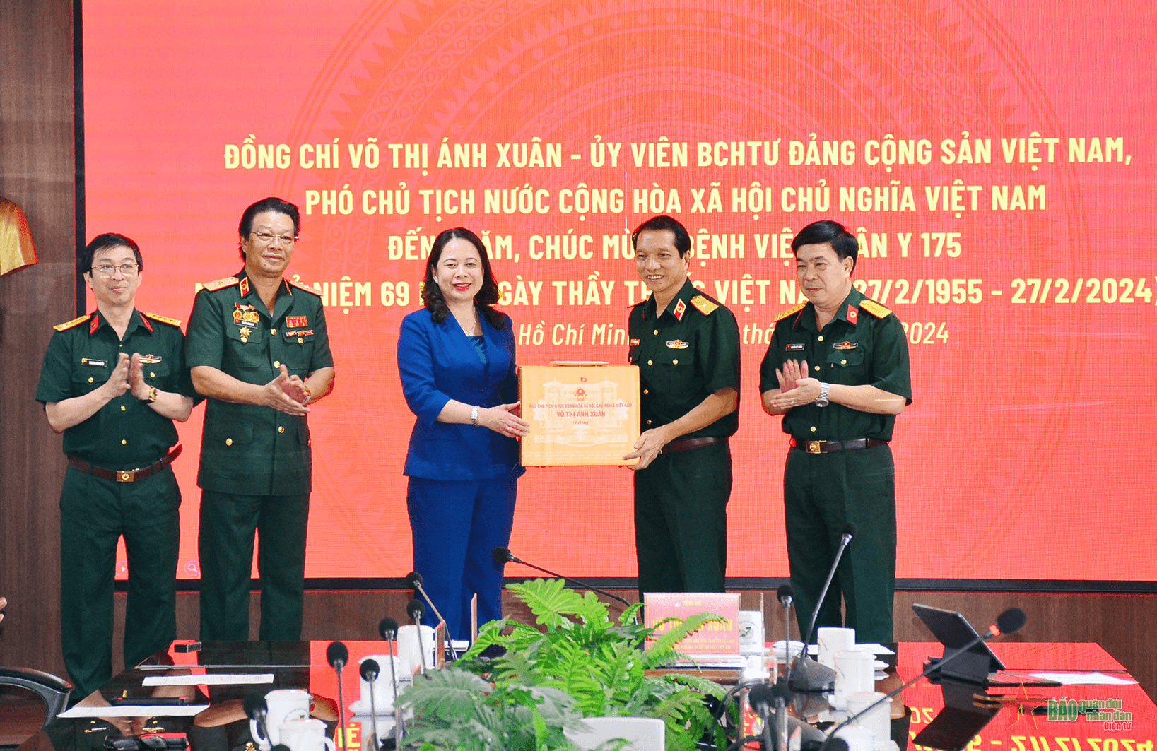 Phó chủ tịch nước Võ Thị Ánh Xuân thăm, chúc mừng Bệnh viện Quân y 175