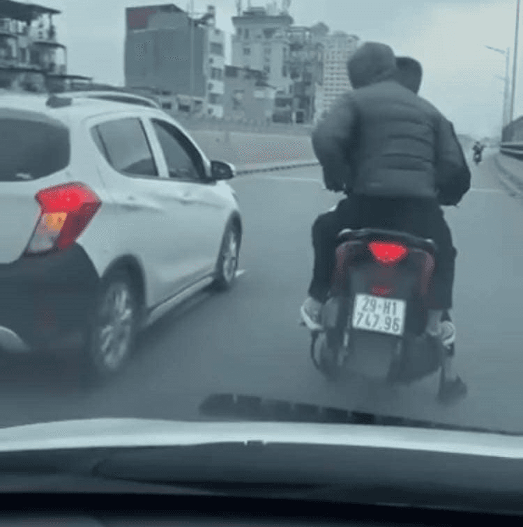 Cơ quan Công an triệu tập 2 thanh niên đi xe máy đánh người trên đường Vành đai 2