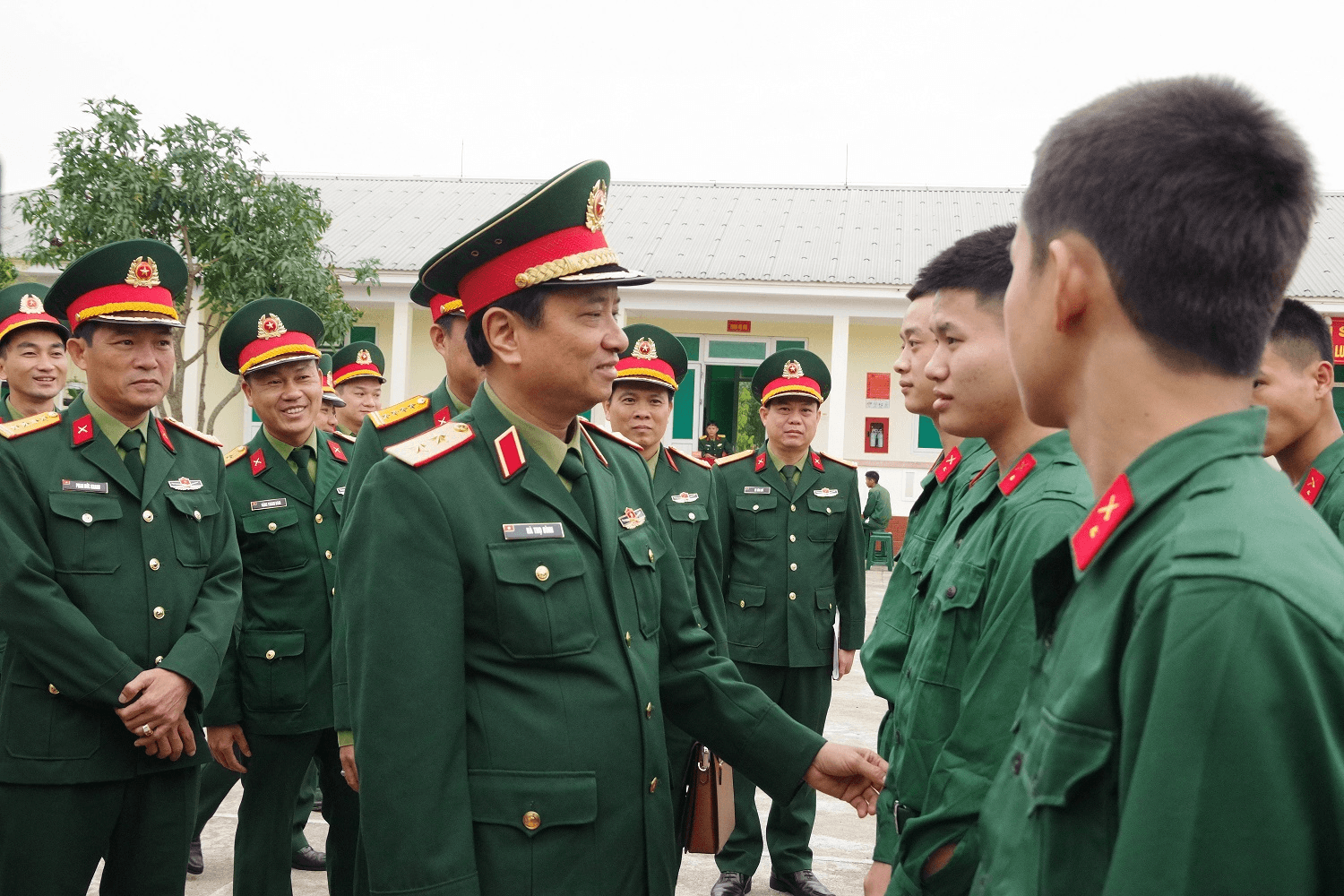 Trung tướng Hà Thọ Bình thăm, động viên chiến sĩ mới tại Trung đoàn 19, Sư đoàn 968