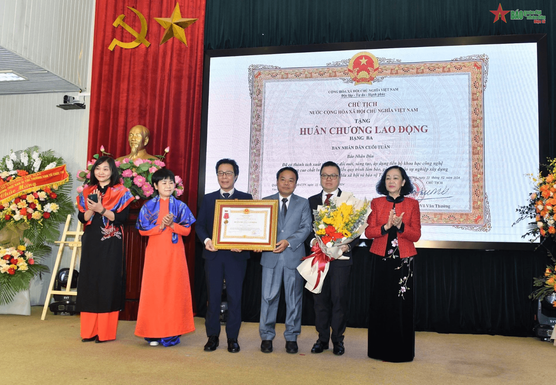 Báo Nhân Dân cuối tuần đón nhận Huân chương Lao động hạng Ba