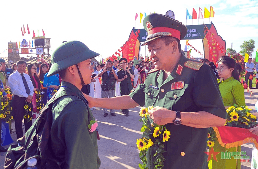 Thượng tướng Võ Minh Lương động viên thanh niên huyện Nhơn Trạch (Đồng Nai) lên đường nhập ngũ