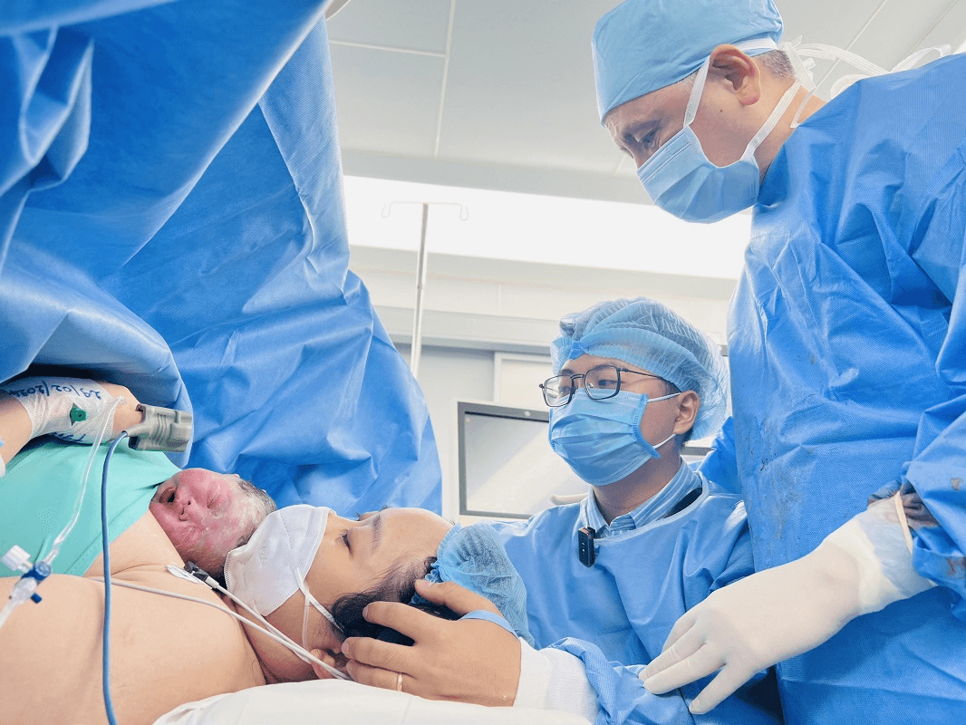 Bệnh viện Từ Dũ và Nhi Đồng 1 (TP Hồ Chí Minh) thực hiện phẫu thuật thông tim, lấy thai an toàn
