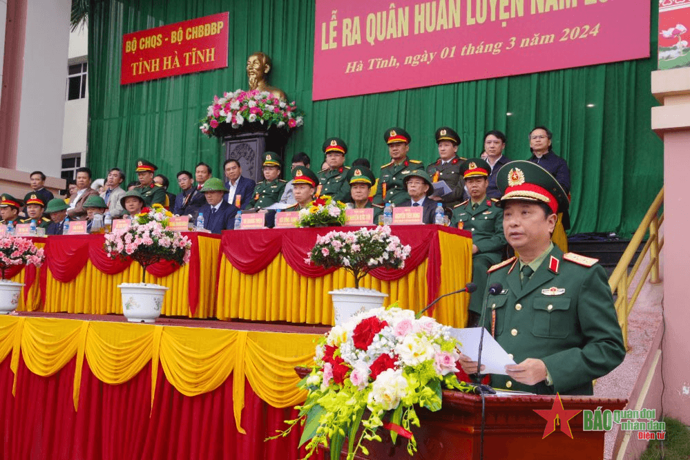 Trung tướng Hà Thọ Bình, Tư lệnh Quân khu 4 dự, chỉ đạo ra quân huấn luyện tại Hà Tĩnh