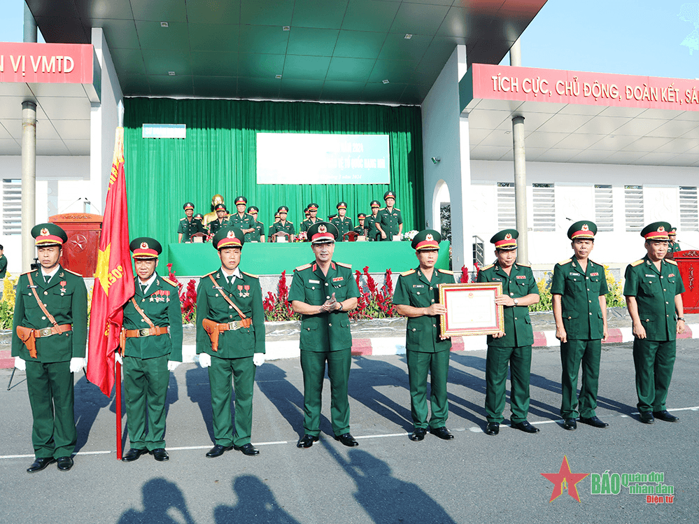 Sư đoàn 309 đón nhận Huân chương Bảo vệ Tổ quốc hạng Nhì