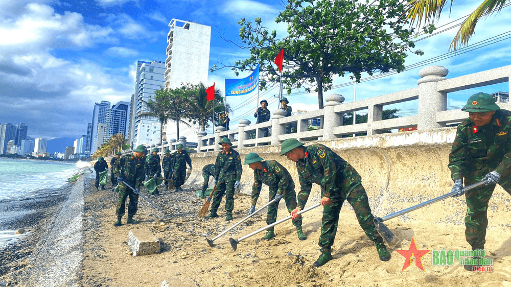 Tuổi trẻ Trường Sĩ quan Thông tin tham gia vệ sinh bờ biển