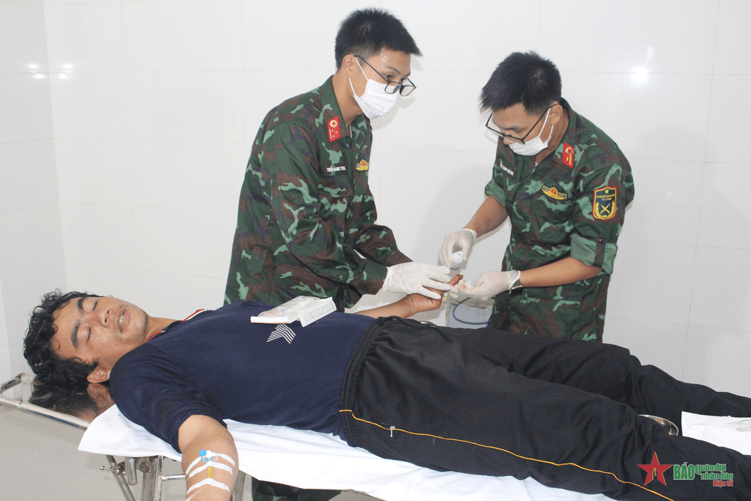 Bác sĩ quân y nơi đảo xa