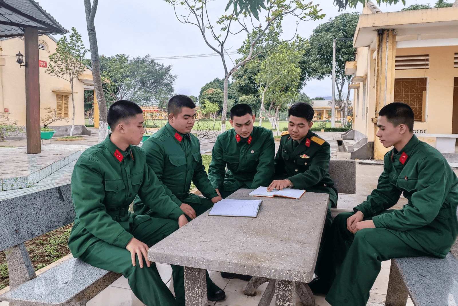 Để chiến sĩ mới thực hiện tốt quy chế dân chủ ở cơ sở