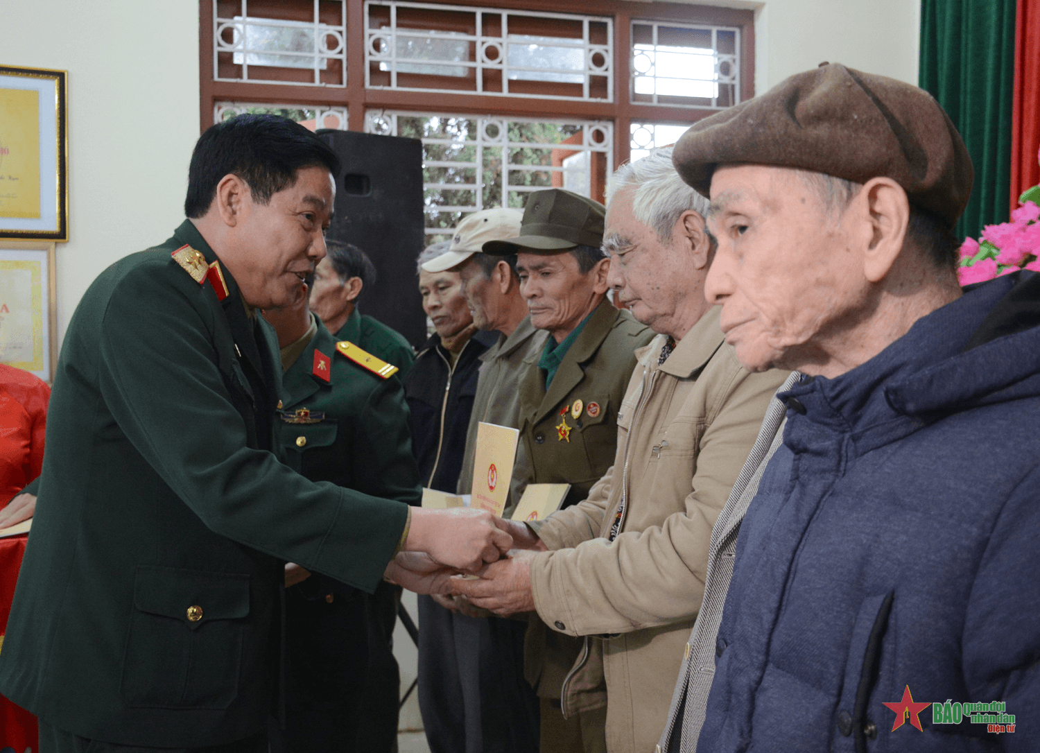 Tri ân tại Bia lưu niệm Công đoàn sản xuất vũ khí Việt Nam
