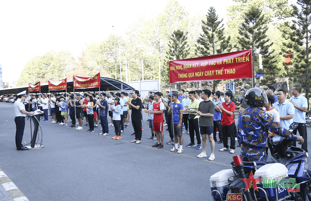 Tổng công ty Tân Cảng Sài Gòn chạy hưởng ứng Ngày chạy thể thao quân sự kết hợp chạy Olympic năm 2024