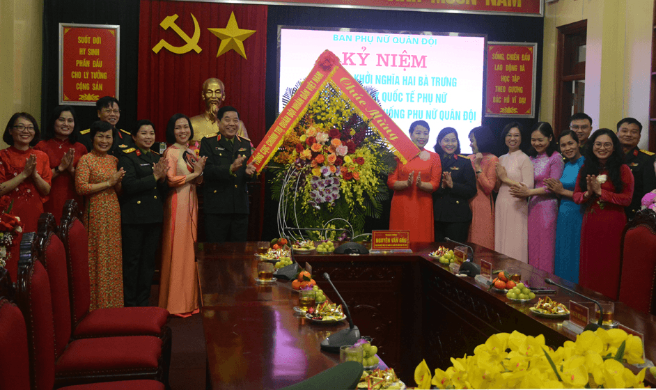 Trung tướng Nguyễn Văn Gấu thăm, chúc mừng Ban Phụ nữ Quân đội