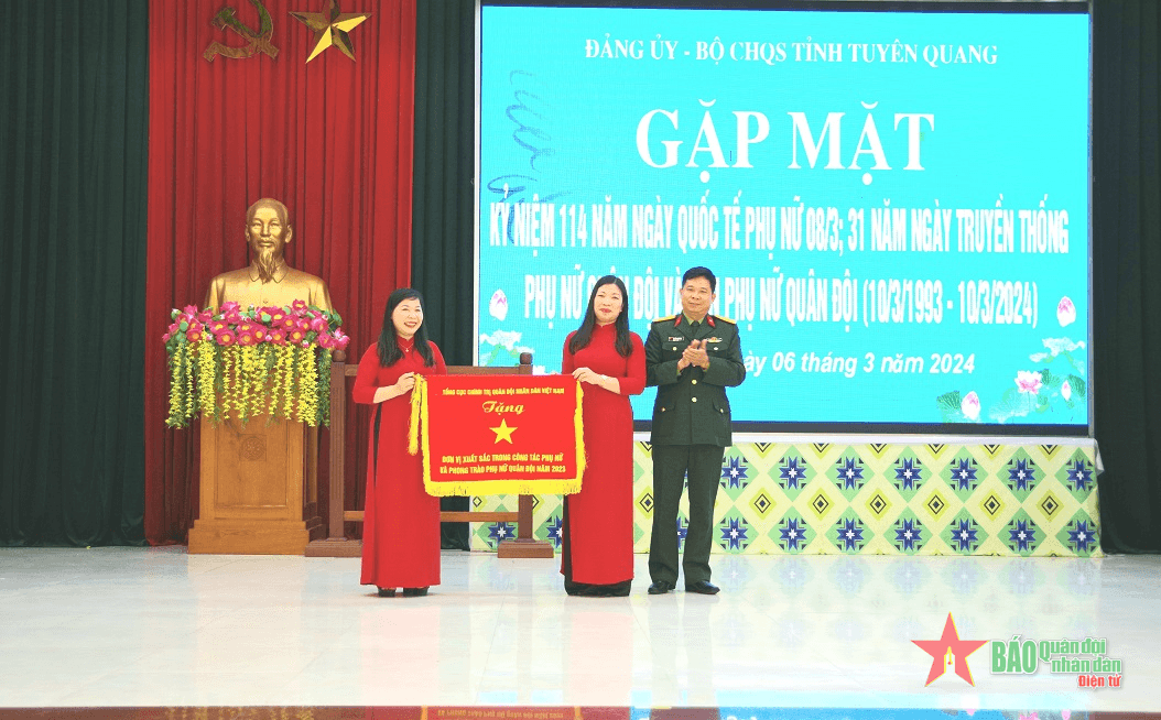 Đảng ủy, Bộ CHQS tỉnh Tuyên Quang: Gặp mặt và khen thưởng phụ nữ tiêu biểu
