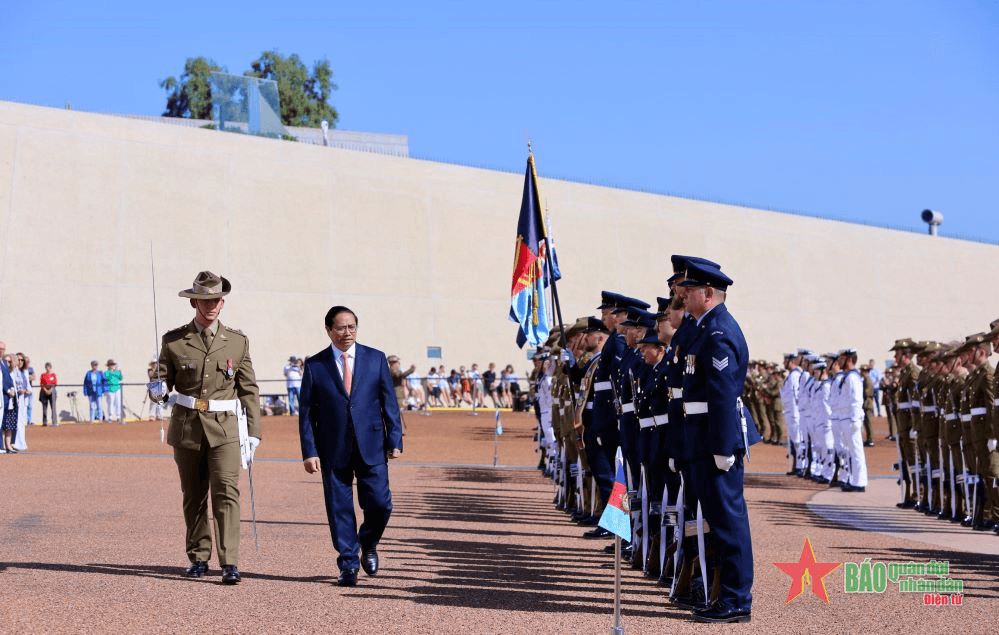 Australia bắn đại bác chào đón Thủ tướng Phạm Minh Chính