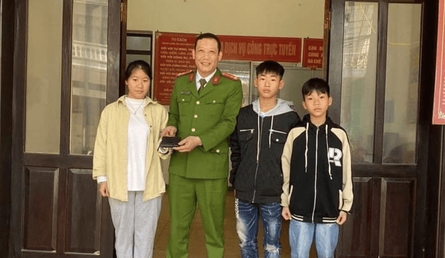 Hai học sinh trả lại chiếc ví cho người đánh mất