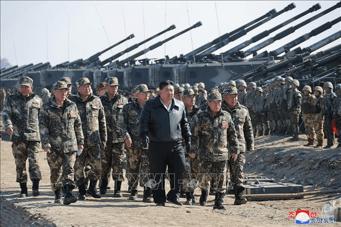 Nhà lãnh đạo Triều Tiên Kim Jong Un chỉ đạo tập trận pháo binh ở tiền tuyến