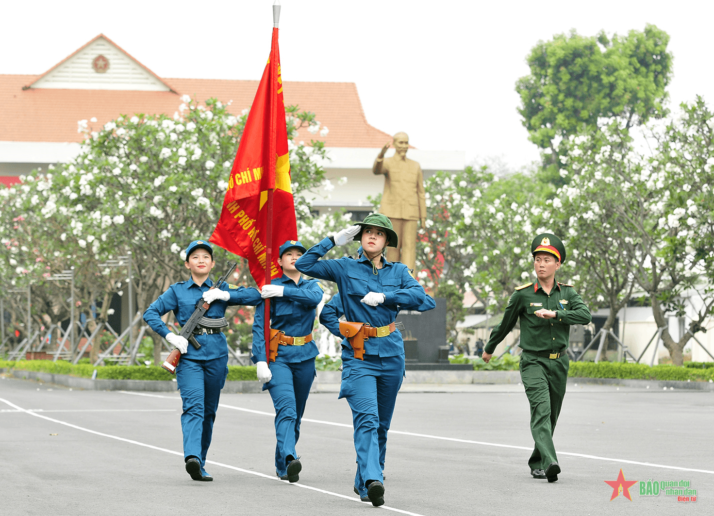 Nữ chiến sĩ “sao vuông” vượt nắng, luyện nghiêm