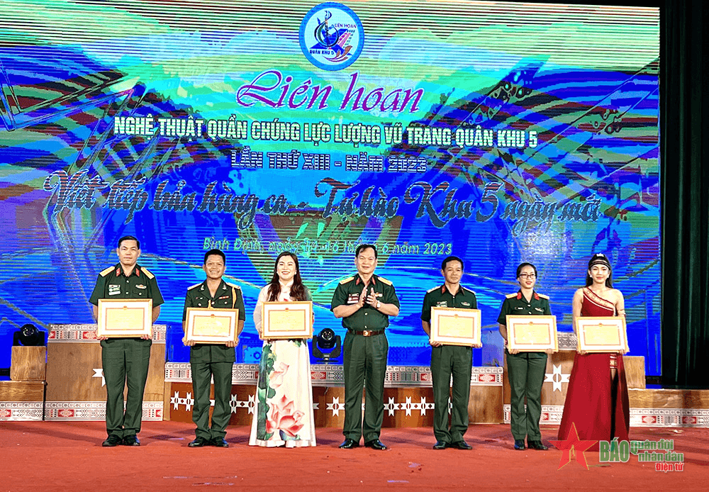 Trọn vẹn hai vai