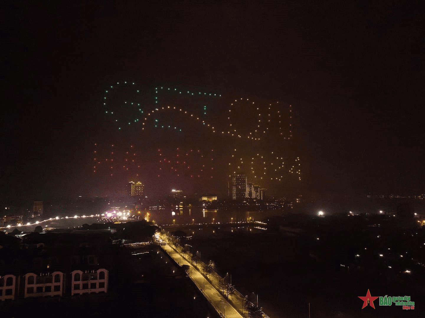Hấp dẫn trình diễn ánh sáng bằng drone tại chương trình “Du lịch Hà Nội chào 2024 - Get on Hanoi 2024”