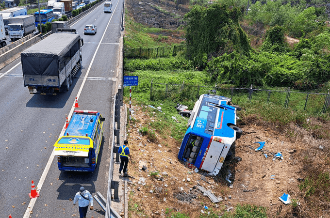 Lật ô tô trên cao tốc TP Hồ Chí Minh - Trung Lương, nhiều người bị thương
