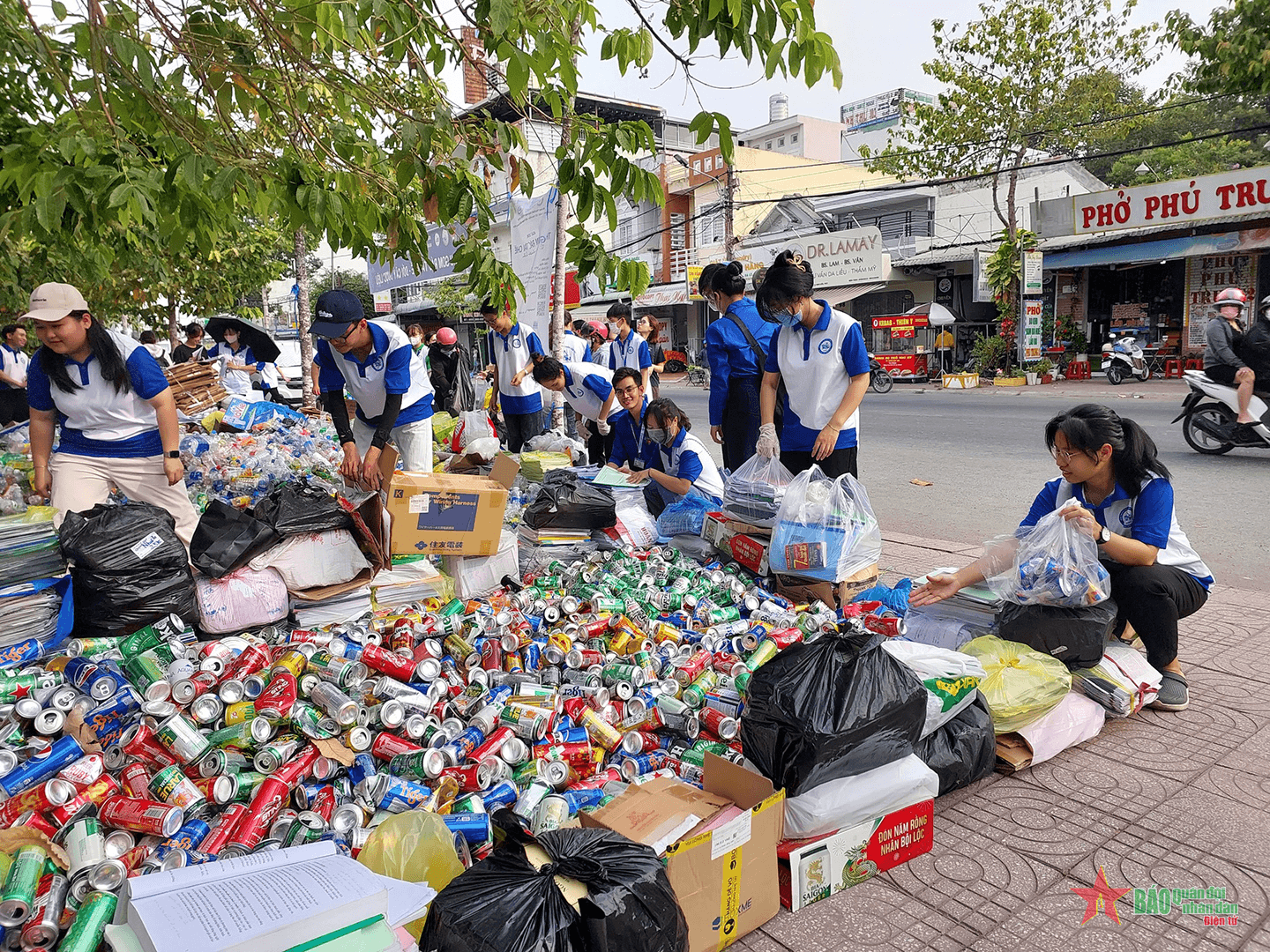 Cần Thơ: Hoạt động ý nghĩa "Thu gom rác tái chế, đổi lấy cây dược liệu"