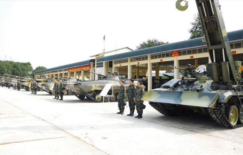 Lớp đào tạo dài hạn chỉ huy-tham mưu chiến dịch, chiến lược khóa 12 (Học viện Quốc phòng) học tập, nghiên cứu thực tế tại Lữ đoàn xe tăng 201